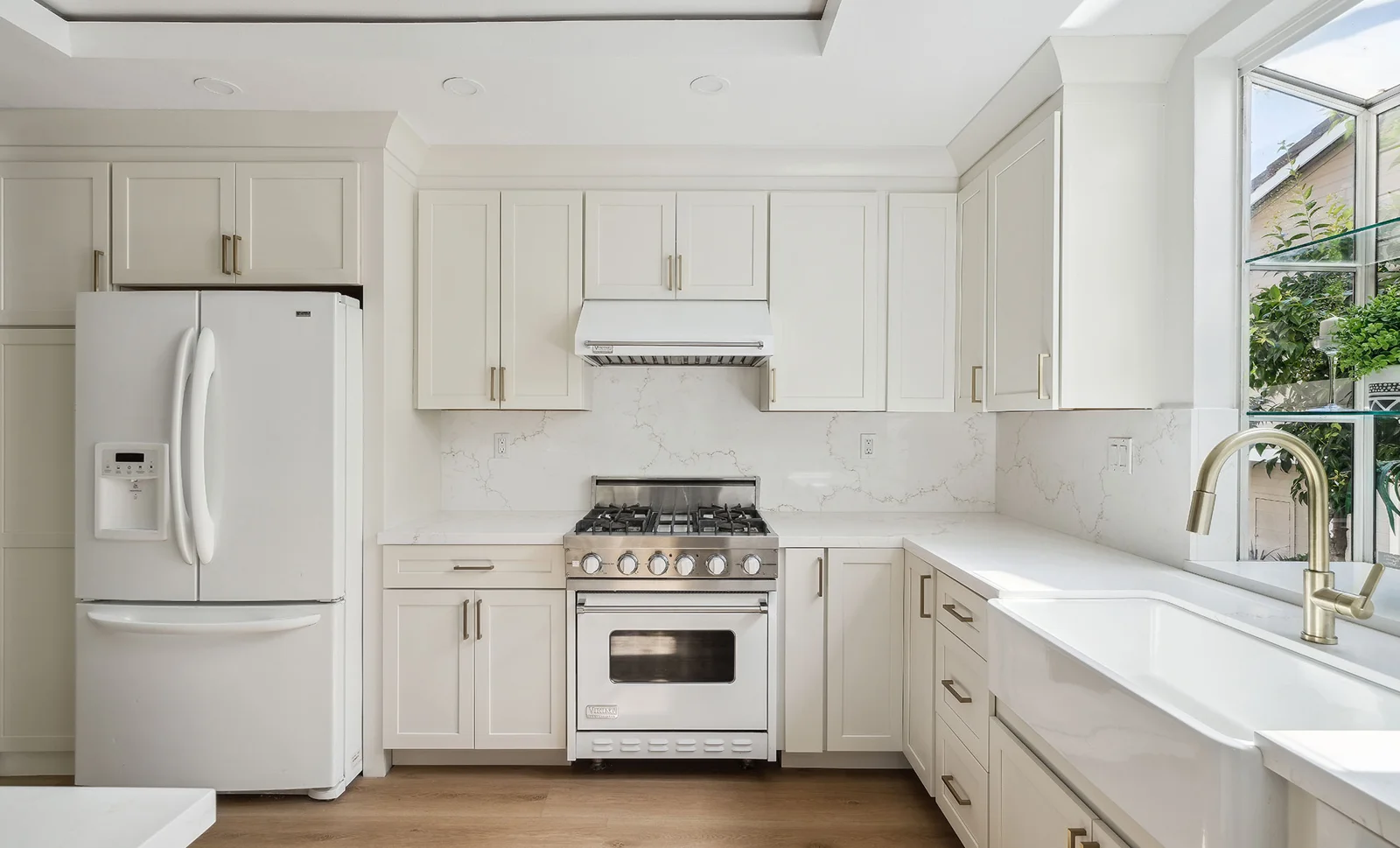 Vadara veined quartz backsplash and farmhouse sink